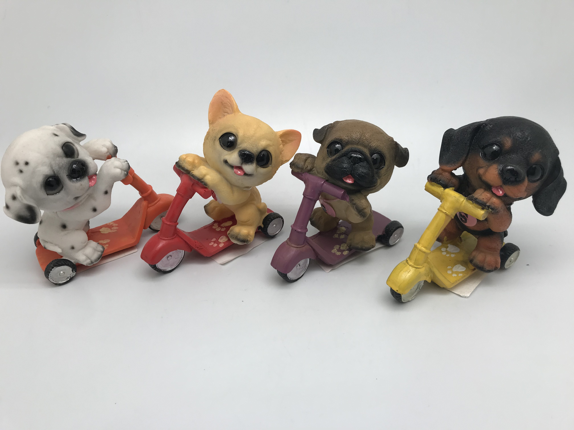 Фигурка "Собака на самокате" 11х10х6см (с3)